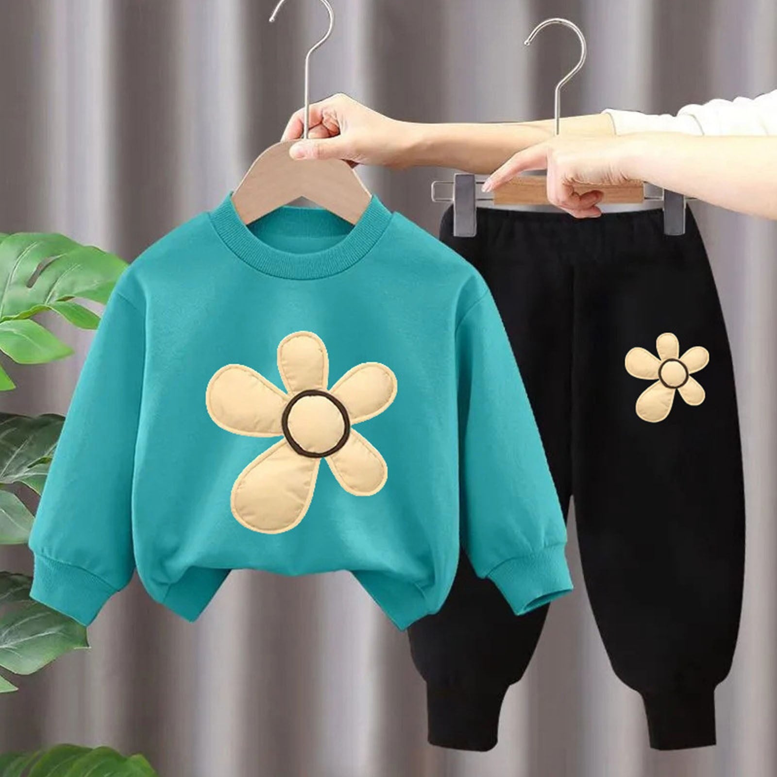 Spazoro Toddler Girls Outfits Sets, Warm Sweatshirts and Pants 2PC Fall and Winter Active Wear Clothes Sets for Baby Kids Girls Black Size 5 T